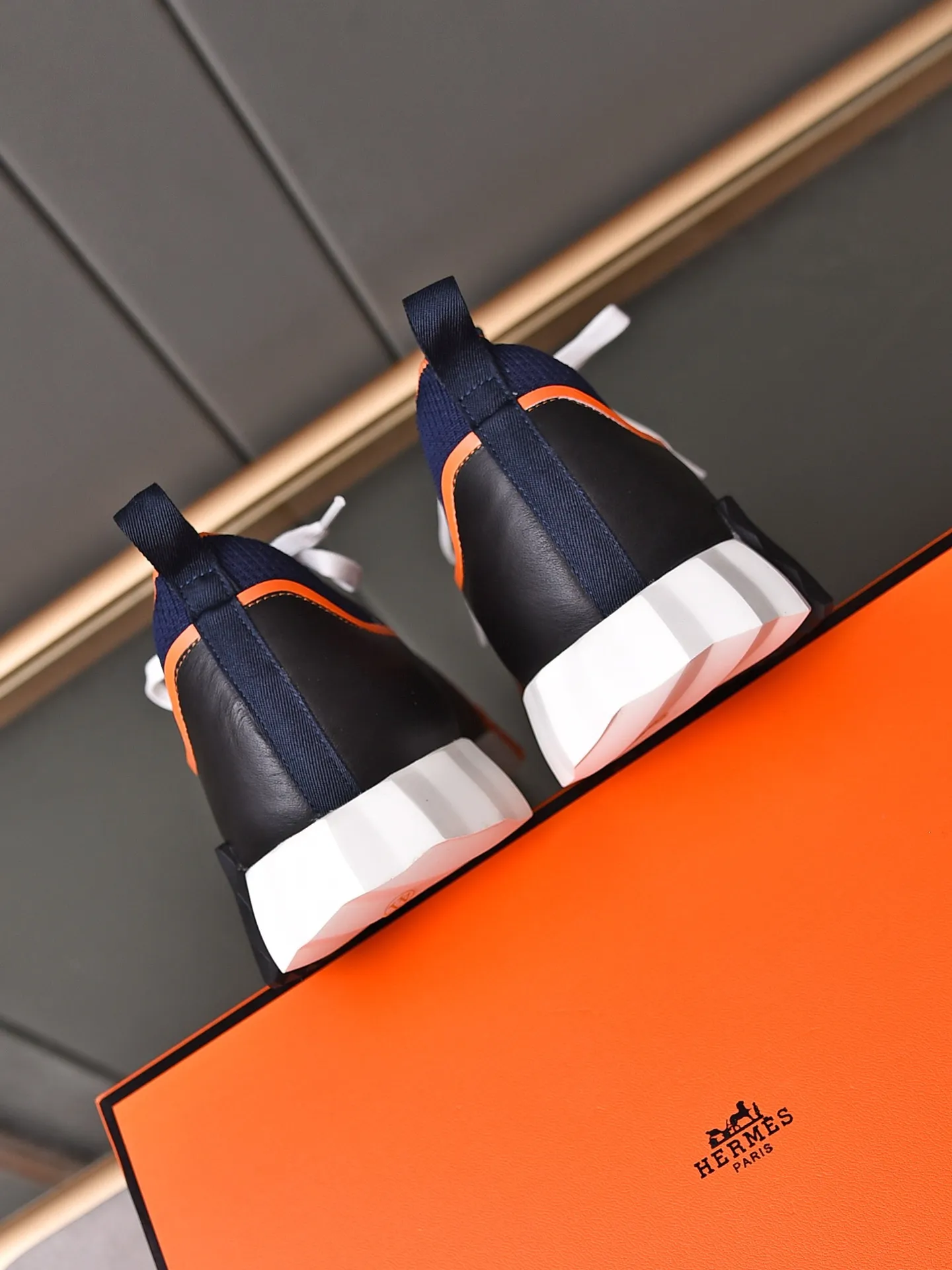 Factory price PP600 [Hermes] fe new arrival~ New Bouncing sneakers are the most comfortable shoes from Hermès, no one else⃣️. They are very light on the feet and look great. You won’t feel tired even when you go shopping and running around. 👍 Very light and comfortable, very light, suitable for both sports and leisure, and feel great when you step on them! It’s up to you to choose, there’s always what you want~ ✔️Fabric: Imported first-layer cowhide + high-elastic fly weave ✔️Inner lining: Imported water-dyed cow lining ✔️Outsole: Seamless combination of IP+TPU (multi-color letters) German technology irradiation machine ✔️Code number: Male 38-44 (45 customized)